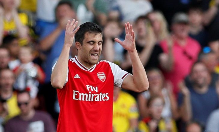 Arsenal i ndërpret kontratën mbrojtësit grek
