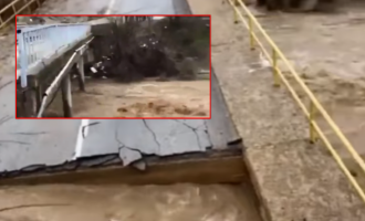 Shiu ndan në dysh asfaltin, shembet ura në Kamenicë