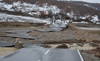 Vërshimet shkatërrojnë tërësisht rrugën në Malishevë, asfalti këputet