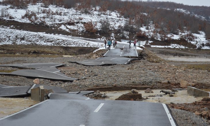 Vërshimet shkatërrojnë tërësisht rrugën në Malishevë, asfalti këputet