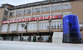 21-vjeçarja që ra nga kati i tretë i një hoteli në Pejë në gjendje të rëndë në QKUK