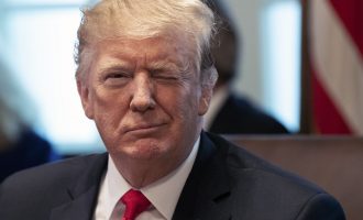 Donald Trump amniston dy reperët e famshëm