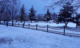 Mot i vranët dhe me reshje bore në ditën e zgjedhjeve në Kosovë