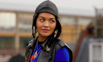 Gjithnjë një adhuruese e zjarrtë e Charles Dickens, sot Rita Ora luan një rol frymëzuar nga libri i tij