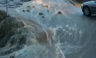 Vërshime edhe në Suharekë, bllokohet rruga e një fshati (Video)