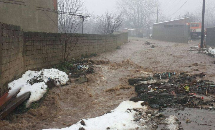 Vërshime në disa zona në Drenas, rrugët e pakalueshme