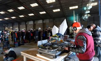 Policia franceze sulmohet teksa po ndërhynte në një festë me mbi dy mijë persona