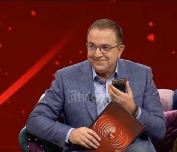  Ardit Gjebrea ndërpret intervistën në mes, telefonon gruan dhe i thotë: “Të dua”