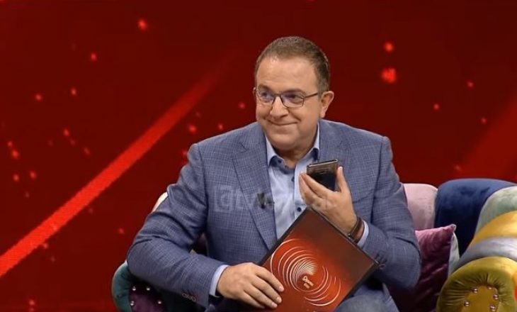  Ardit Gjebrea ndërpret intervistën në mes, telefonon gruan dhe i thotë: “Të dua”