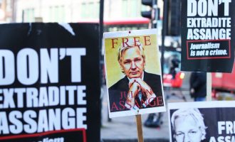 Julian Assange mbetet në burg