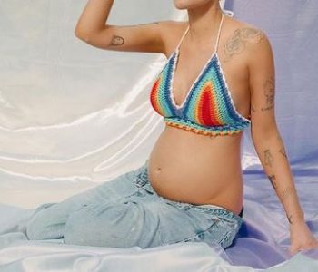 Këngëtarja e njohur njofton se është shtatzënë për herë të parë: “Surprizë”