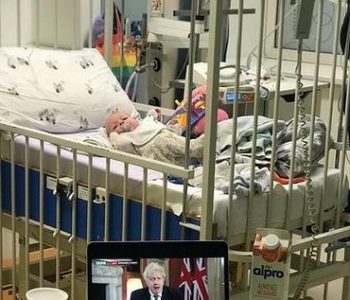 Aktorja e “Harry Potter” njofton se foshnja e saj është sëmurë nga varianti i ri i COVID-19