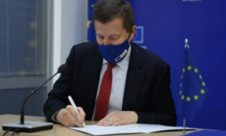 Ambasadori i BE-së në Kosovë nënshkruan tri projekte me vlerë 11.8 milionë euro
