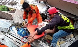 Shkon në 73 numri i viktimave nga tërmeti në Indonezi