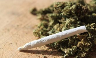 Një femre në Fushë Kosovë i konfiskohet një sasi droge