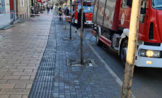 Bie sipërfaqja e çatisë në qendër të Prishtinës – rrezikohen këmbësorët