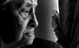 Vajza sulmon fizikisht nënën