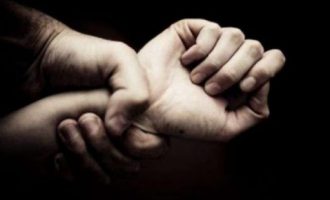 Burri dhe motra ushtronin dhunë mbi gjakovaren që të bashkohet me bashkëshortin