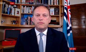 Vaksinat mund të mos funksionojnë kundër variantit të virusit të Afrikës së Jugut, paralajmëron ministri britanik