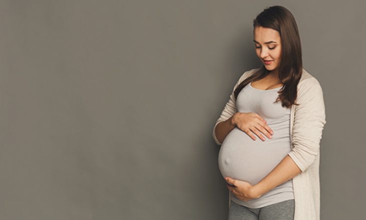 Studimi: Gjendja e rëndë me COVID-19 midis grave shtatzëna ngre rrezikun e lindjes së parakohshme dhe vdekjes