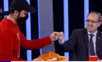 Hoti: Familja më thotë “Dritoni po ta han sendviqin”