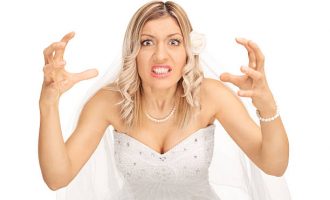 Gruaja urdhëron familjen të paguajë një dasmë të dytë – nuk i pëlqyen fotografitë nga e ajo e para