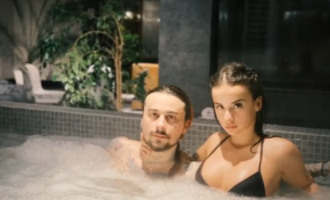 Surpriza e SinBoy për ditëlindjen e Rina Balajt