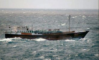 Piratët vrasin një person dhe rrëmbejnë 15 pjesëtarë të ekuipazhit në anijen turke pranë Afrikës Perëndimore