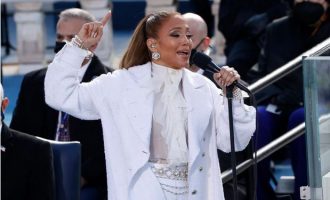 Jennifer Lopez – dhe unaza e saj masive – shkëlqeu në performancën e inaugurimit të Biden