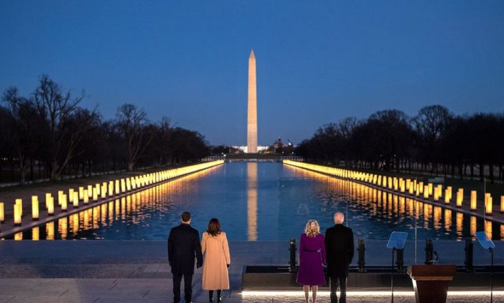Në prag të inaugurimit si president, Biden kujton 400 mijë amerikanët që humbën jetën pasojë e COVID-19