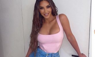 Kim Kardashian në gjumë me gojë hapur, parukieri i saj publikon fotografinë duke fjetur derisa ajo grimohej