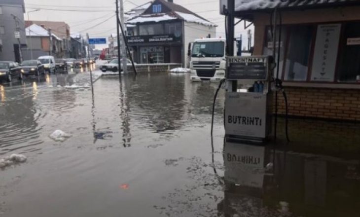 Bllokohet hyrja për në Prishtinë si pasojë e përmbytjeve