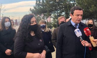 Osmani dhe Kurti nderojnë ish-presidentin Rugova në 15-vjetorin e vdekjes