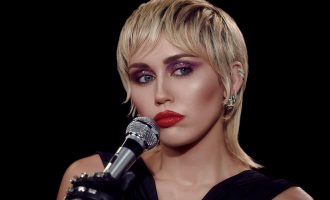 Derisa po performonte Miley Cyrus shpërthen në lot për punëtorët e frontit të parë