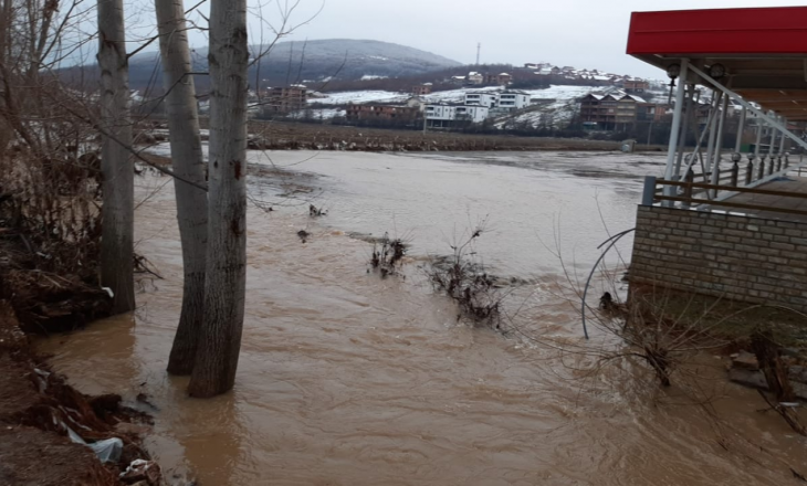 Përmbytjet në Kosovë – Evakuime të familjeve, rrugë të pakalueshme e vetura që “notojnë” në ujë