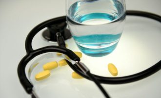 Mjeku u fal pacientëve borxhin mbi 650 mijë dollarë