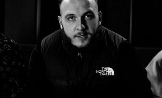 “Mbret i vetvetes” – Mozzik na prezanton me tatuazhin e ri