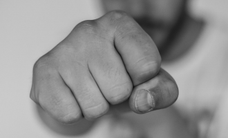 Nën ndikim të alkoolit rrah motrën e mitur