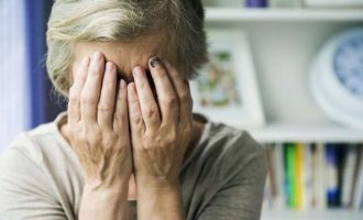 Keqtrajtoi psiqikisht nënën e tij, arrestohet