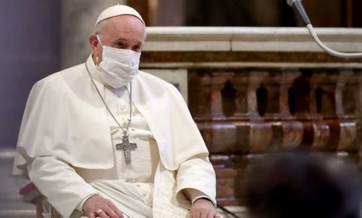 Papa Françesku merr vaksinën anti-COVID
