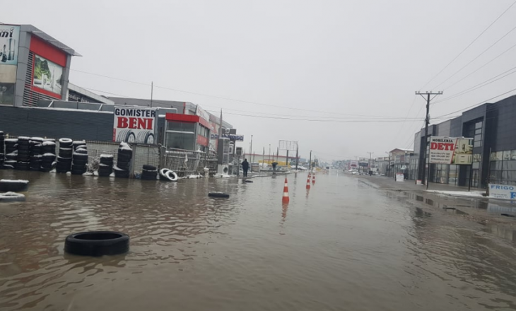 Reshjet e shiut vërshojnë  magjistralen Ferizaj – Prishtinë