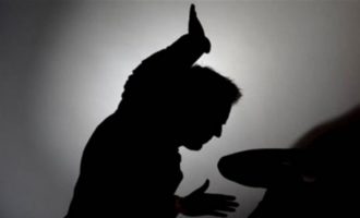 Tre meshkuj e rrahin një femër për borxh