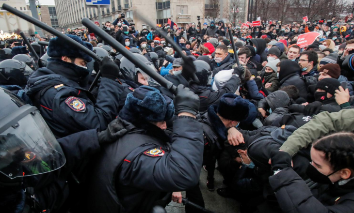 Rreth 3 mijë të arrestuar nga policia ruse në protestën kundër burgosjes së Navalnyt