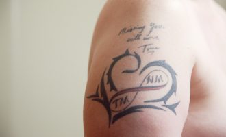 Tatuazhet përkujtimore mund t’ju ndihmojnë në procesin e zisë