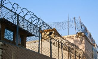 Mitrovicë: Dy të burgosur ngjiten në kulmin e burgut, kjo ishte kërkesa e tyre