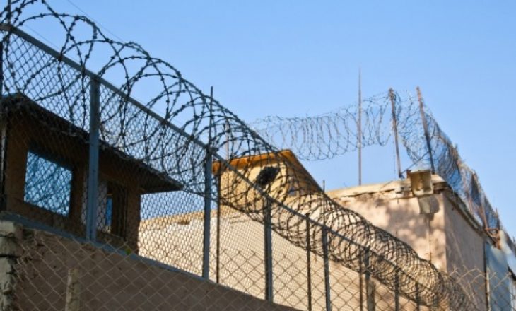 Mitrovicë: Dy të burgosur ngjiten në kulmin e burgut, kjo ishte kërkesa e tyre