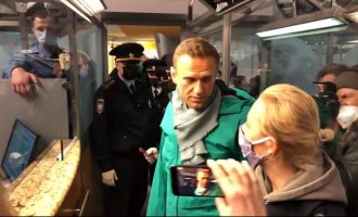 Policia arreston kritikun e Kremlinit Navalny-n gjatë kthimit në Rusi