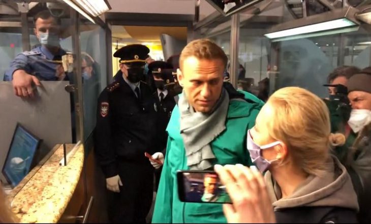 Policia arreston kritikun e Kremlinit Navalny-n gjatë kthimit në Rusi