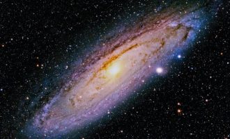 Në Tokë bie shi e borë, por çfarë bie në gjithësi?