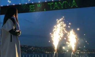 Surprizë Tayna! Një mesazh për reperen në urën e Bosforit